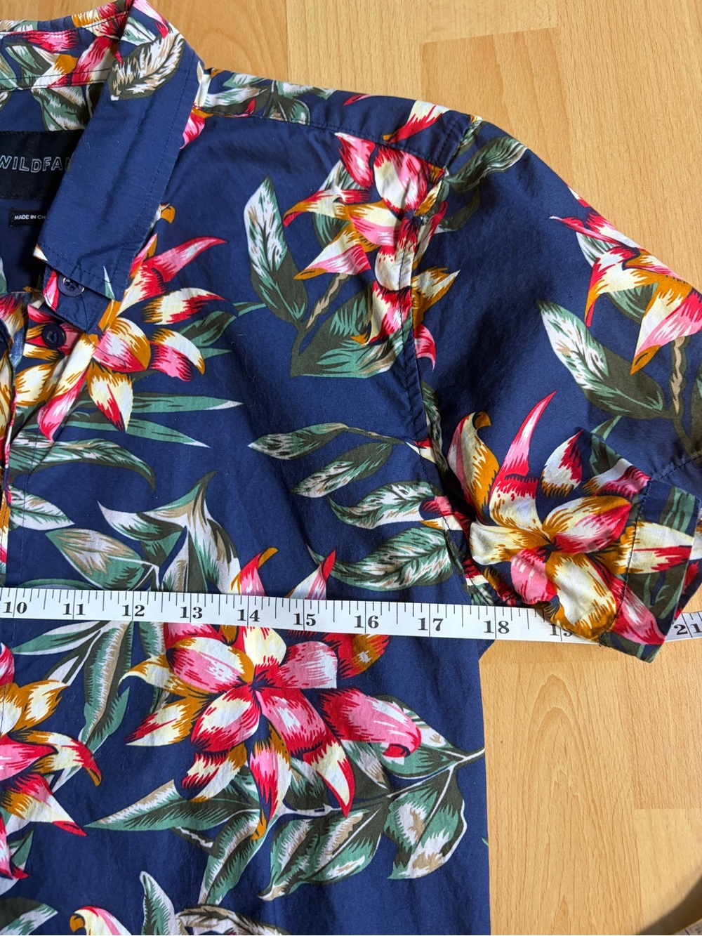 Wildfang Essential Camp Button Up Shirt in Hawaiian Floral Small FLAWED - Picture 4 of 7